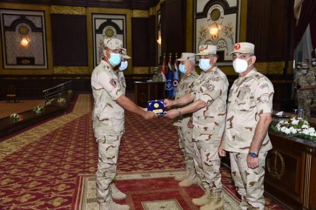 وزير الدفاع يلتقي بضباط وجنود الجيش الثاني الميداني