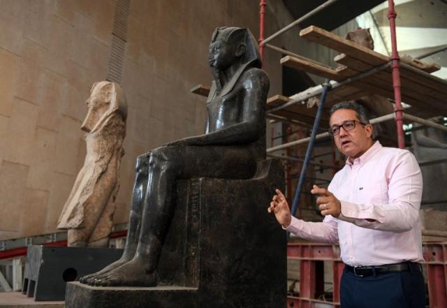 وزير الآثار يتفقد قاعات العرض بالمتحف المصري الكبير قبل افتتاحه