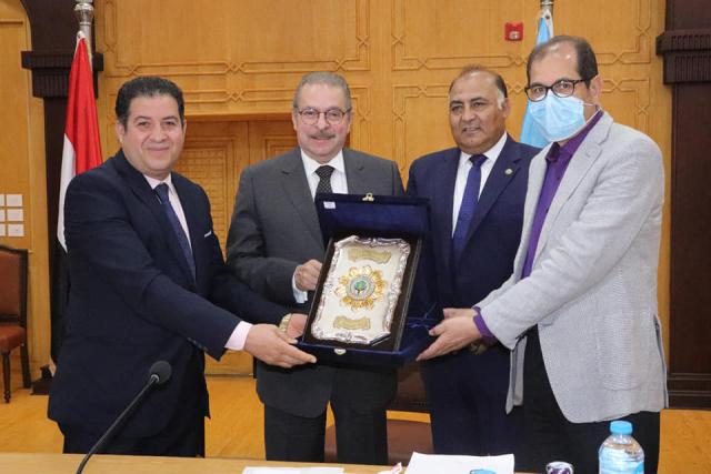 جامعة الأزهر تكرم رئيس لجنة قطاع الدراسات الصيدلية بالمجلس الأعلى للجامعات
