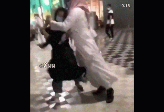 مشاجرة بين فتاة وشاب تحرش بوالدتها فى السعودية