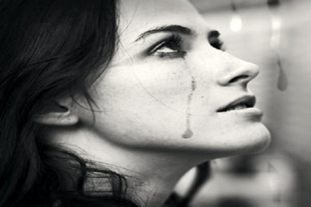 حزن - سيدة