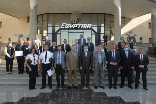 مصر للطيران تكرم طاقم رحلة