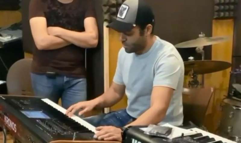 تامر عاشور يتألق في العزف على البيانو.. ومتابعون: ”فيها وجع” (فيديو)