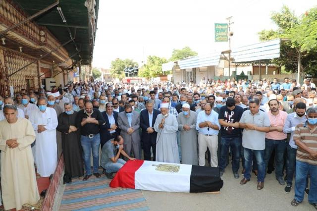 محافظ المنوفية يتقدم الجنازة العسكرية للشهيد الرائد محمد عفت القاضي (صور)