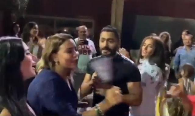 شاهد رقص زينة مع تامر حسني على أغنيته الجديدة ”مبطلناش إحساس”