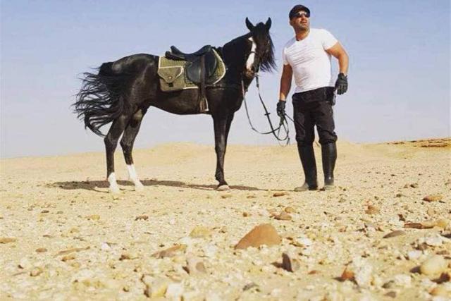 أحمد السقا يجري وراء فنانين بحصانه.. ومحمد أنور يعلق (فيديو)