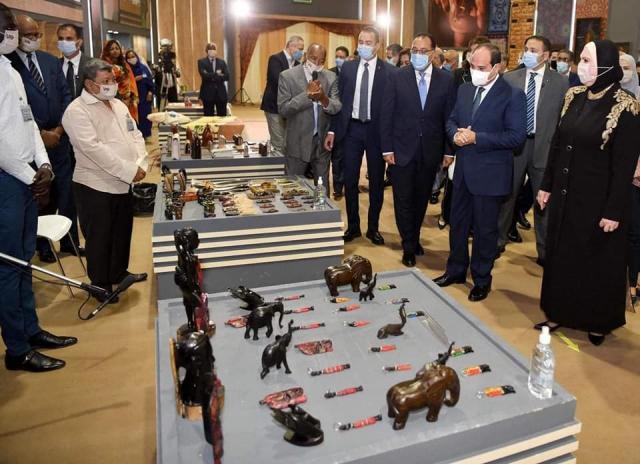 السيسي يتفقد أجنحة معرض ”تراثنا”للحرف اليدوية