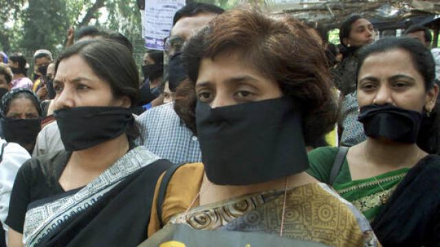 غضب شعبي في بنجلاديش بعد اغتصاب جماعي لفتاة بمنزلها