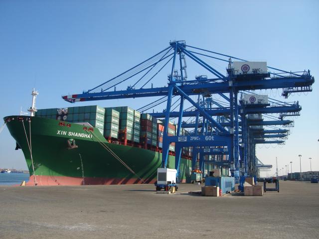 ميناء دمياط يستقبل 10 سفن للحاويات والبضائع العامة