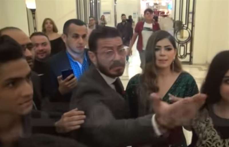 خناقة بين أحمد زاهر ومعجب بسبب ابنته ليلى: بلاش التلزيق ده (فيديو)