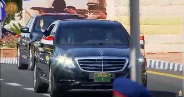 عاجل | السيسي يوجه التحية لأهالي خريجي أكاديمية الشرطة من سيارته