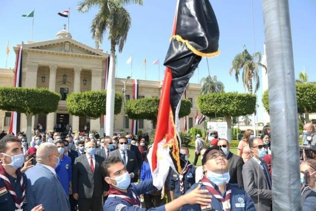 وزير التعليم العالي يشهد تحية العلم في أول أيام الدراسة بجامعة القاهرة