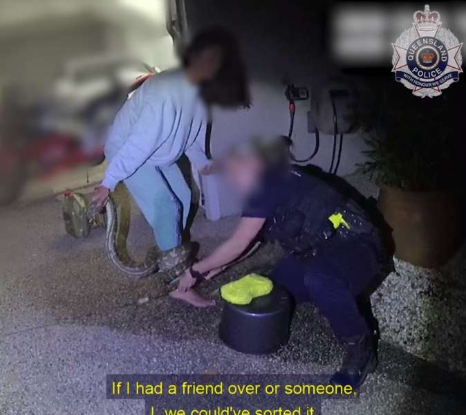 الشرطة تنقذ فتاة التف ثعبان حول ساقها