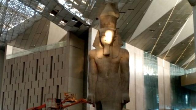 تعامد الشمس على وجه رمسيس الثاني في المتحف المصري الكبير.. كيف أعاد الأحفاد أمجاد الأجداد؟