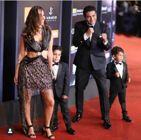 آسر ياسين يصطحب زوجته وابنيه على السجادة الحمراء فى افتتاح مهرجان الجونة