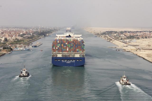 قناة السويس تشهد عبور أكبر سفينة حاويات في العالم تعمل بالغاز الطبيعي