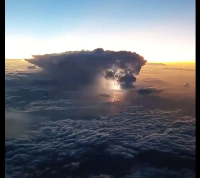35 ثانية من الرعب.. رصد عاصفة رعدية من السماء (فيديو)
