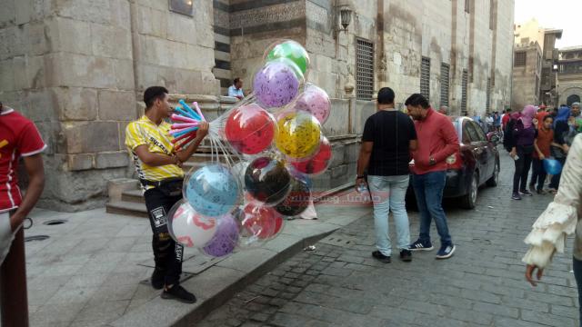 احتفالات المواطنين بالمولد النبوي في شارع المعز