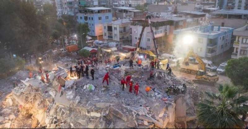 زلزال تركيا.. 51 قتيلا و896 مصابا وتدمير 20 مبنى في إزمير