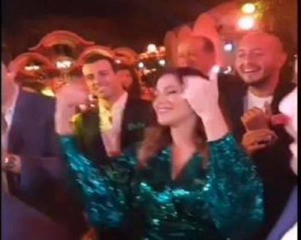 رقص دنيا سمير غانم وغادة عادل على ”لقيت الطبطبة” في حفل زفاف دُرة (فيديو)