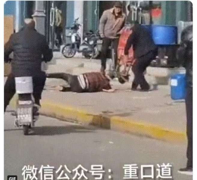 رجل يضرب زوجته فى الشارع حتى الموت