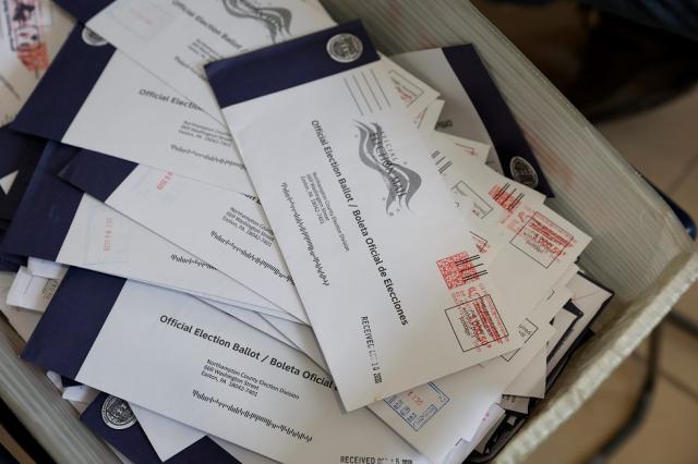 تزوير الانتخابات الأمريكية.. ضبط 800 بطاقة اقتراع قبل تهريبها لكندا