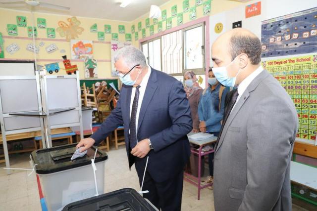 عقب الإدلاء بصوته.. وزير الزراعة يدعو الفلاحين للمشاركة في الانتخابات