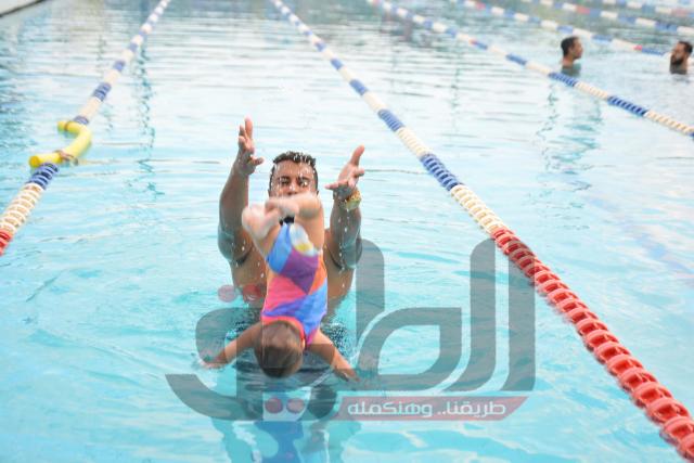 في سن الرضاعة.. تعليم السباحة للأطفال