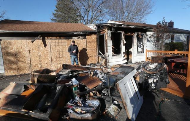 طفلة تنقذ عائلتها من الموت بعد حريق منزلهم