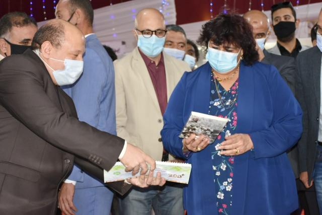وزيرة الثقافة تفتتح معرض الأوبرا الأول للكتاب (صور)