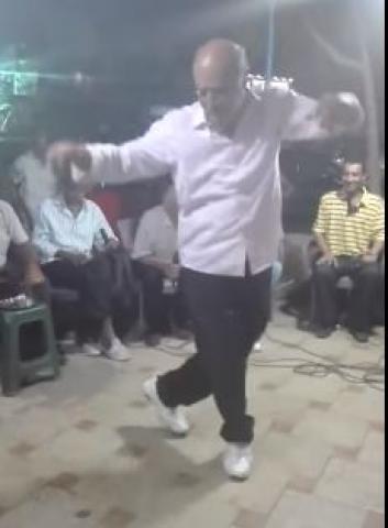 فايق عزب يرقص على السمسمية