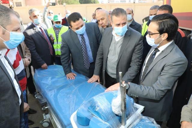محافظ المنوفية أثناء تفقده للقافلة