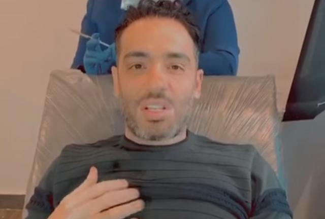 رامي جمال يشارك جمهوره جلسة علاجه من مرض البهاق (فيديو)
