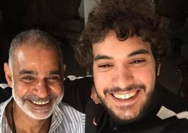 نجل محمود البزاوي يسخر من صورة والده في مرحلة الشباب (أيام الكحرتة)