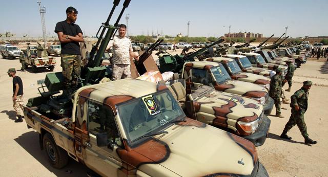 بقيادة المشير حفتر.. الجيش الليبي يجري مناورات عسكرية في بني غازي