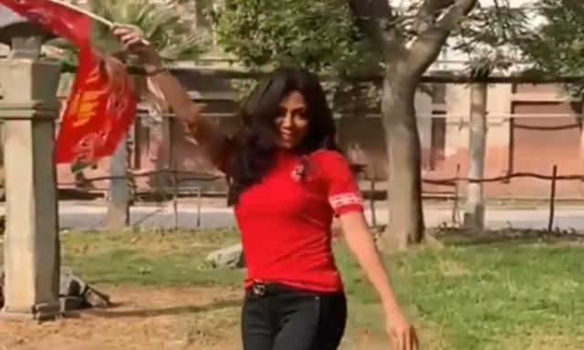 رقص مثير لـ رانيا يوسف بالأحمر بعد فوز الأهلي ببطولة أفريقيا (فيديو)