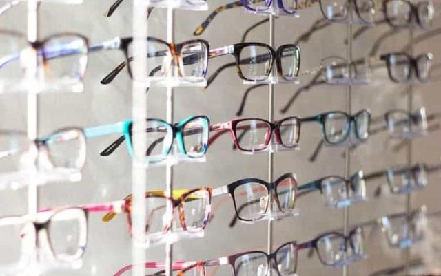 العامة للبصريات: مهنة بيع العدسات والنظارات مختطفة بعلم وزارة الصحة