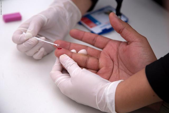عاجل | وزارة الصحة تعلن عن توافر علاج ”الإيدز” بالمجان.. تعرف على أماكن الفحص