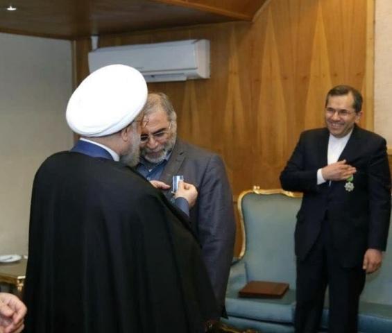 العالم النووي الإيراني الراحل فخري زاده مع الرئيس حسن روحاني