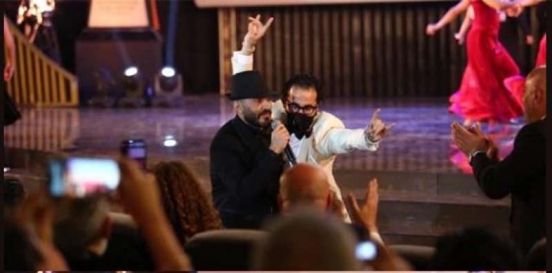أحلى رقصة دي ولا إيه.. تامر حسني وأحمد حلمي يشعلان افتتاح ”القاهرة السينمائي” (صورة)