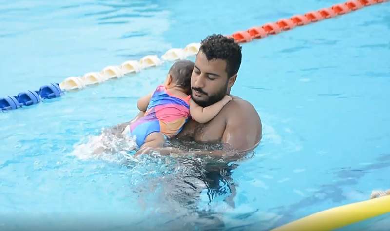 الكابتن محمد الزغوي متخصص تدريب سباحة الرضع: مفيش ضرر طالما المدرب فاهم