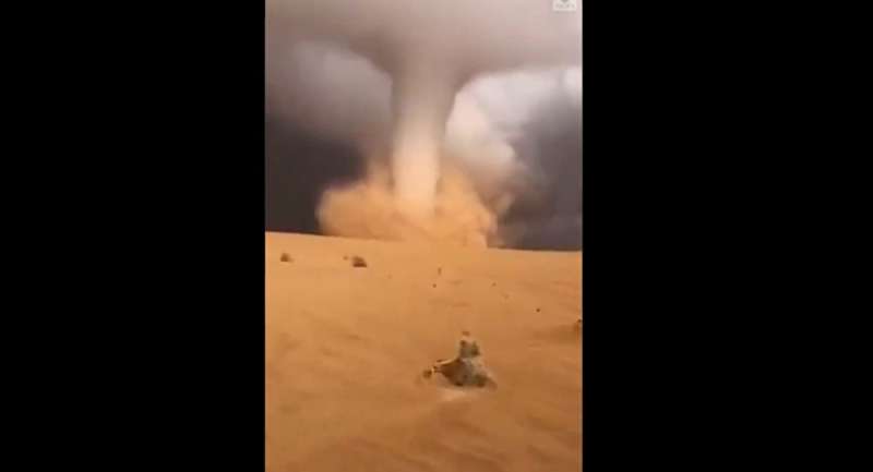 ”مشهد مروع”| لحظة وقوع الإعصار الضخم فى الصحراء السعودية.. والسلطات تحذر (فيديو)