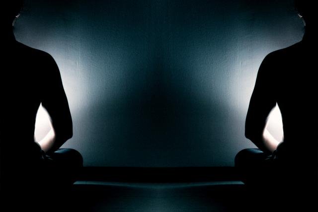 القبض على رجل خدع اَخرين لتصويرهم بدون ملابس