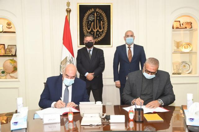 هشام توفيق وزير قطاع الأعمال العام-التوقيع