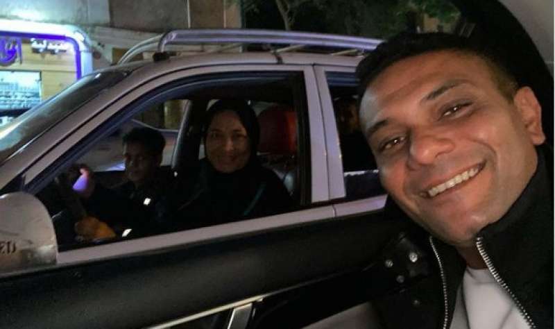 على جنب يا شوجار.. صورة آسر ياسين مع سائقة تاكسي تشعل السوشيال ميديا