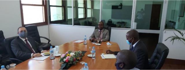 سفير مصر في مابوتو يلتقي وزير النقل والاتصالات الموزمبيقي لبحث فرص التعاون