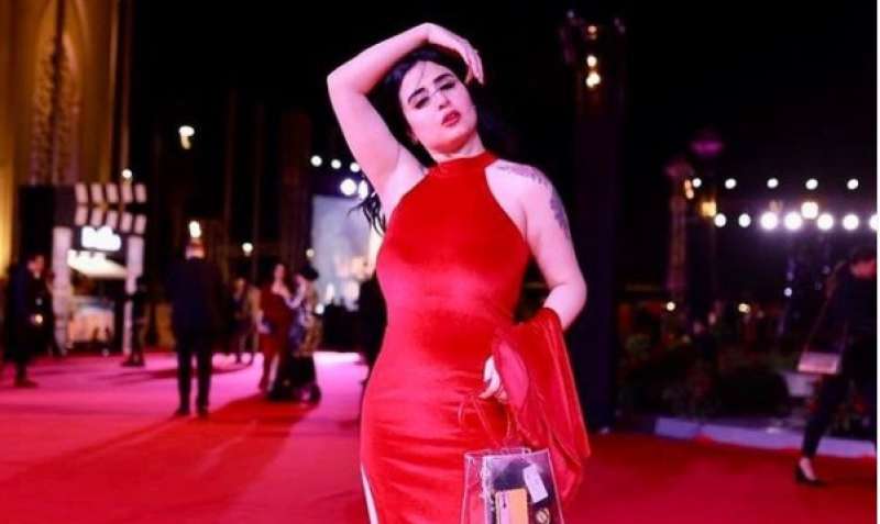 ببطانة رانيا يوسف.. عارضة أزياء تثير الجدل في مهرجان نجوم العرب (صور)