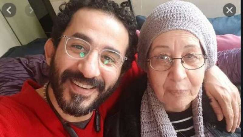 أحمد حلمي ووالدته 