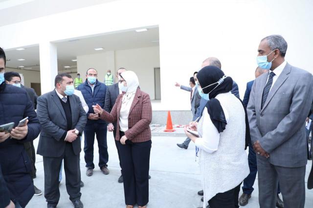 وزيرة الصحة أثناء تفقد المجمع