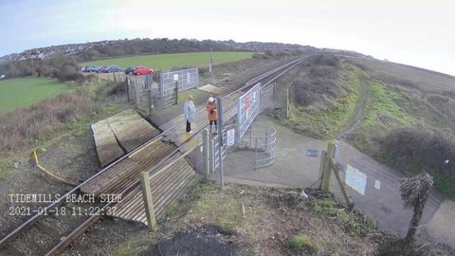 امرأة تستلقي على شريط السكة الحديد من أجل التقاط صورة (فيديو)